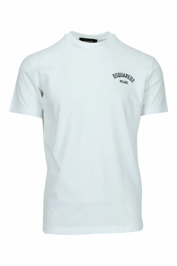 Camiseta blanca con logo doblado  