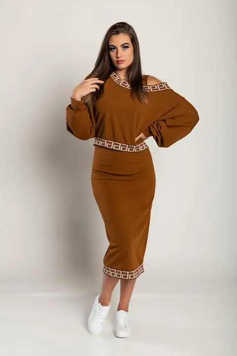 Conjunto elegante de top holgado y falda ajustada, camel