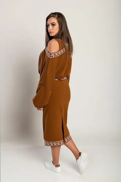 Conjunto elegante de top holgado y falda ajustada, camel