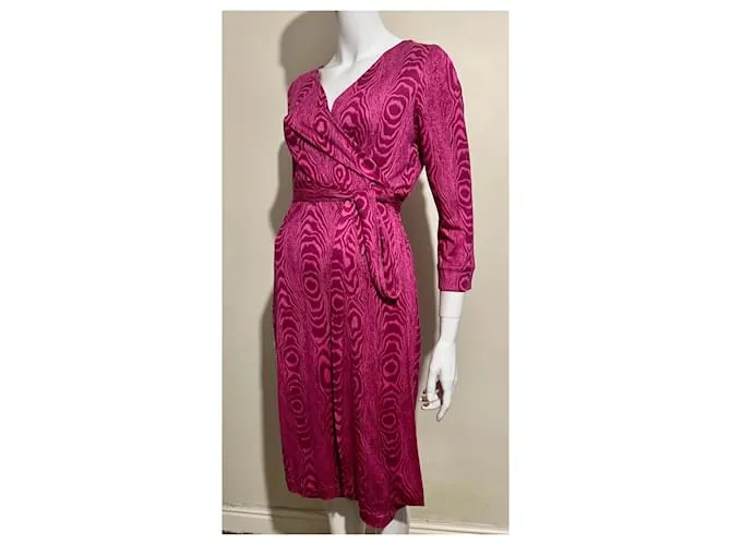 Diane Von Furstenberg DVF Julian Two Vestido cruzado de seda rosa de longitud media 