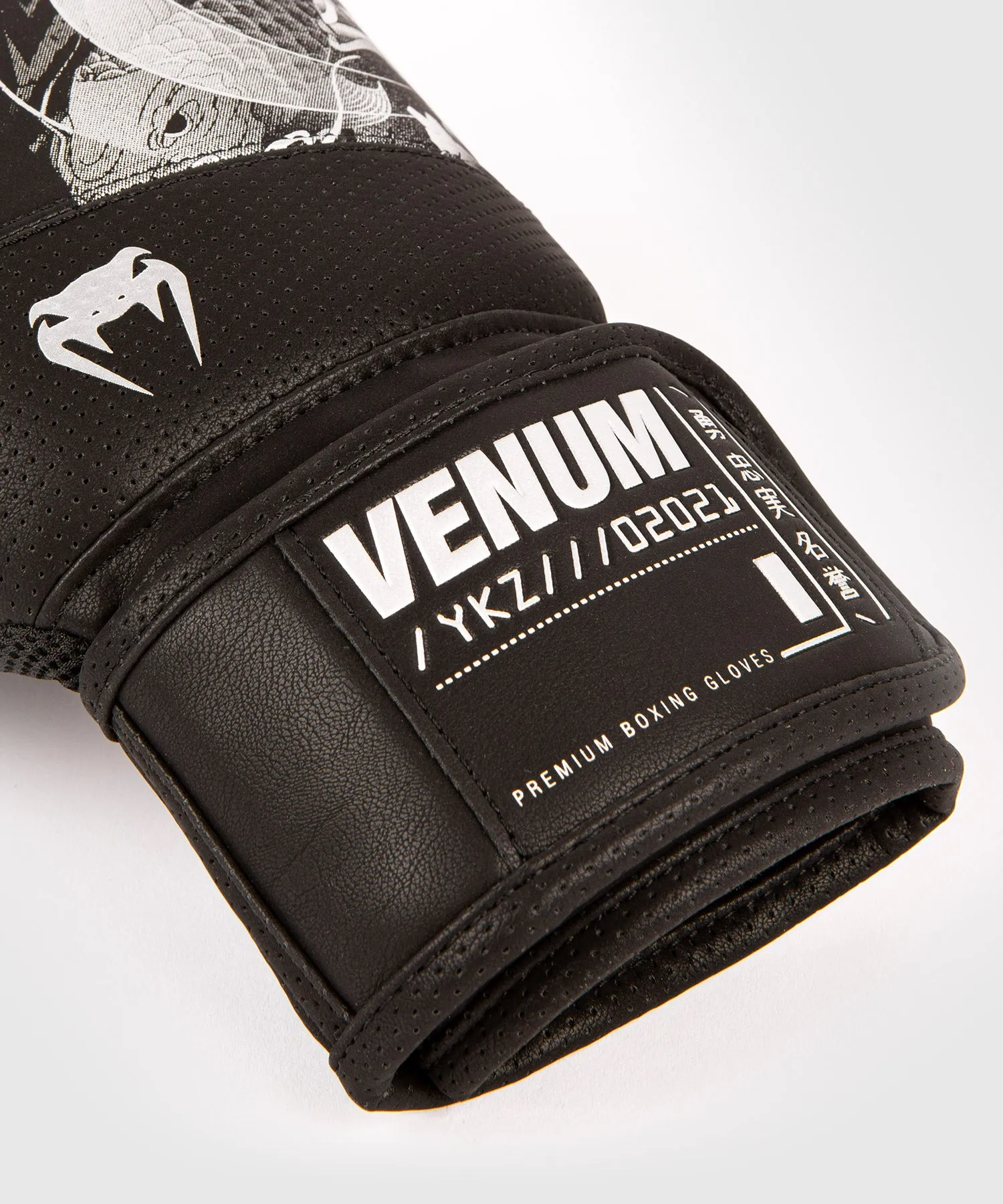 Guantes de boxeo Venum YKZ21 - Negro/Plata