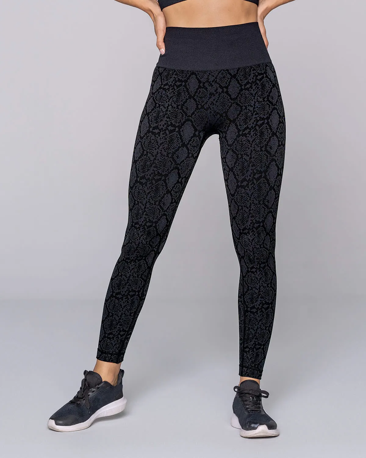 Legging deportivo de control y tiro alto en tecnología seamless sin costuras