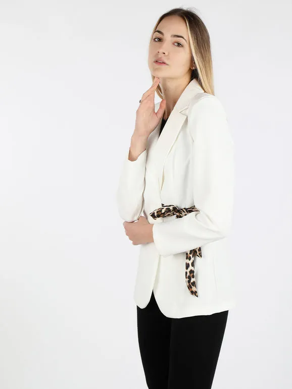 Melitea Elegante blazer de mujer con cordones de lunares.