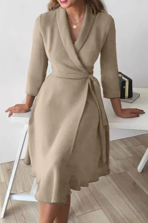 Vestido elegante con escote cruzado, cuello con solapa y mangas 3/4 Imogena, beige